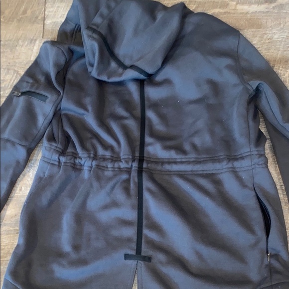 Sporty Black Utility Jacket with Weather-Resistant Fabric - Picture 11 of 14